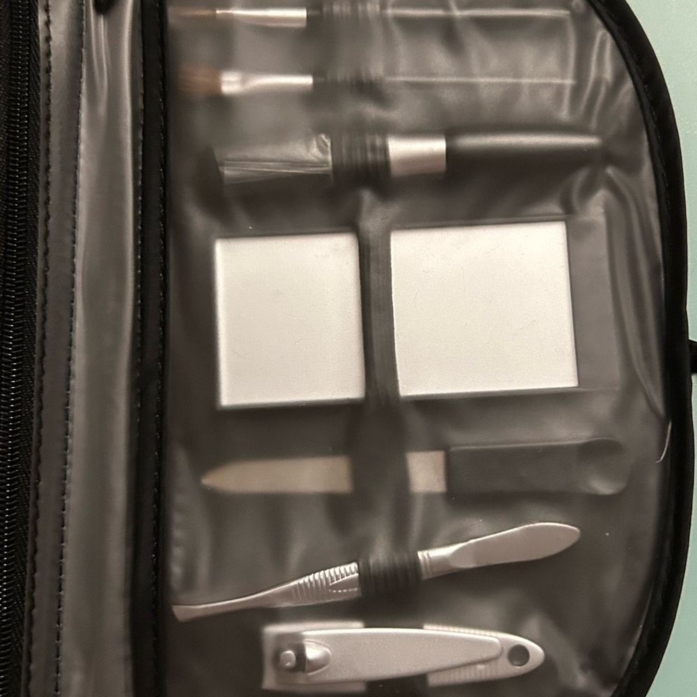 Avon Weekender Essentials Kit - Picture 3 of 5